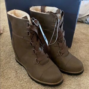 Universal Thread Wedged boots